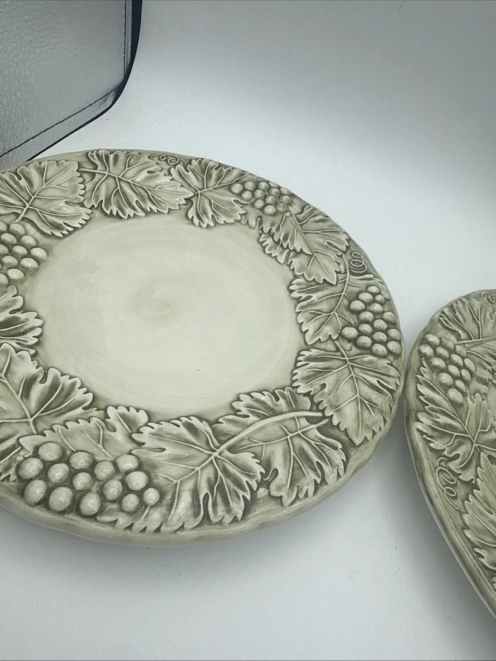 2 VTG Williams Sonoma Napa Sage Raised Grape Leave Design Salad Plates Italy